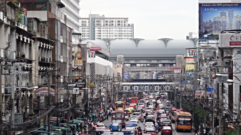 แสงไฟเมืองกับสายฝน – ค้นหามุมอบอุ่นในกรุงเทพฯ