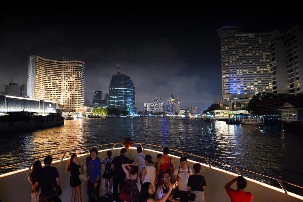 เกินกว่าขอบฟ้า – ค้นพบโลกสร้างสรรค์ของกรุงเทพฯ