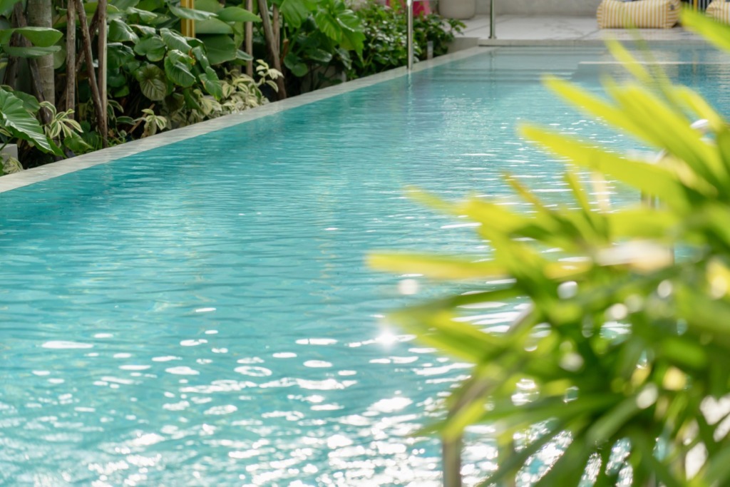 แสงไฟเมืองกับสายฝน – ค้นหามุมอบอุ่นในกรุงเทพฯ