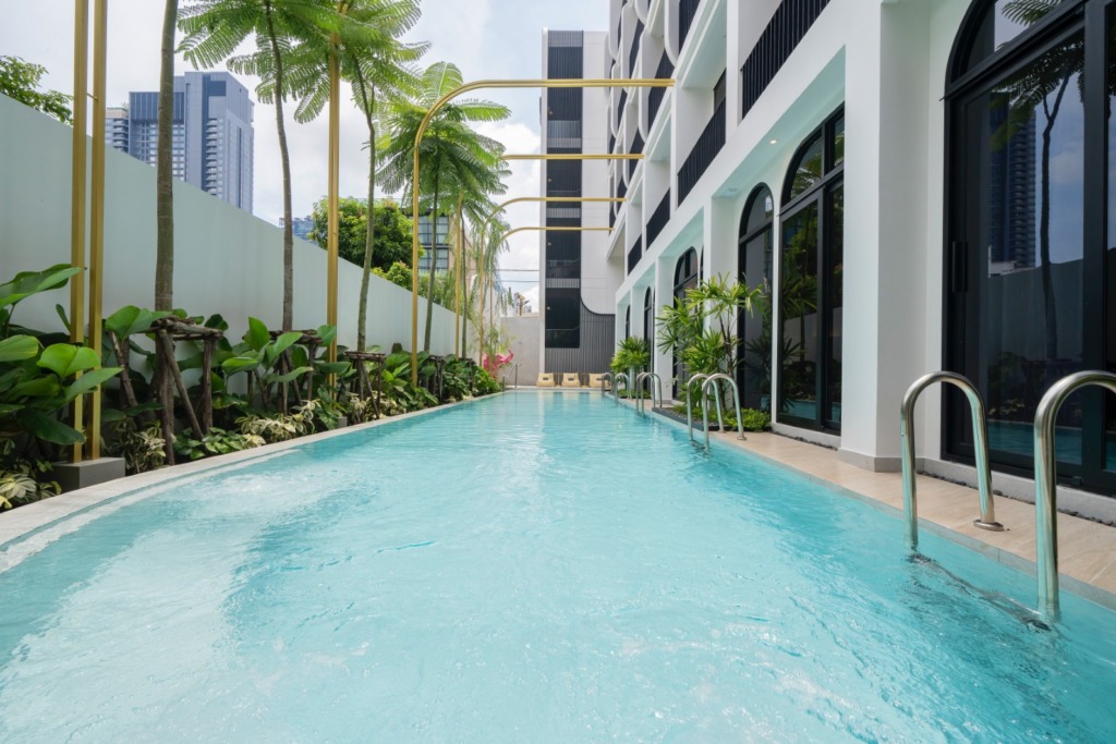 โรงแรมบูติกมี Pool Access ใจกลางกรุงเทพ: ที่พักมีสไตล์ ใกล้แอร์พอร์ตลิงค์ราชปรารภ