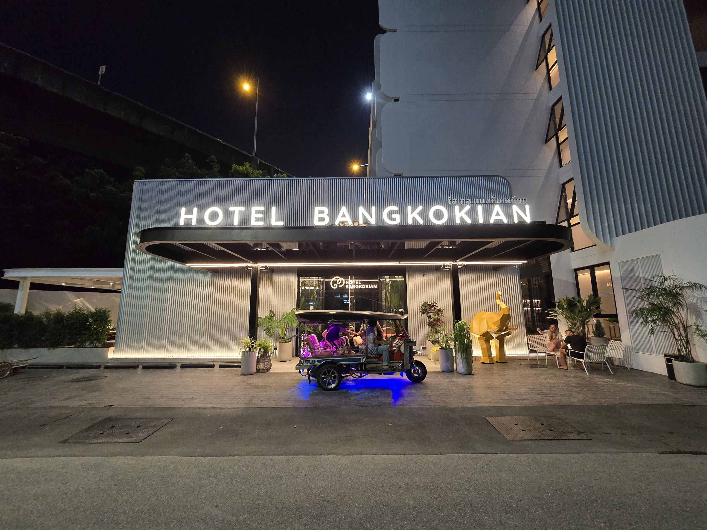 วิธีเลือกโรงแรม 'บูติกและไลฟ์สไตล์' ที่เน้นการออกแบบและทำเล: สัมผัสความทันสมัยแบบ Minimalist ที่ โฮเทล แบงค็อกเกียน Defining 'Boutique & Lifestyle' Excellence: Private Space for Urban Living