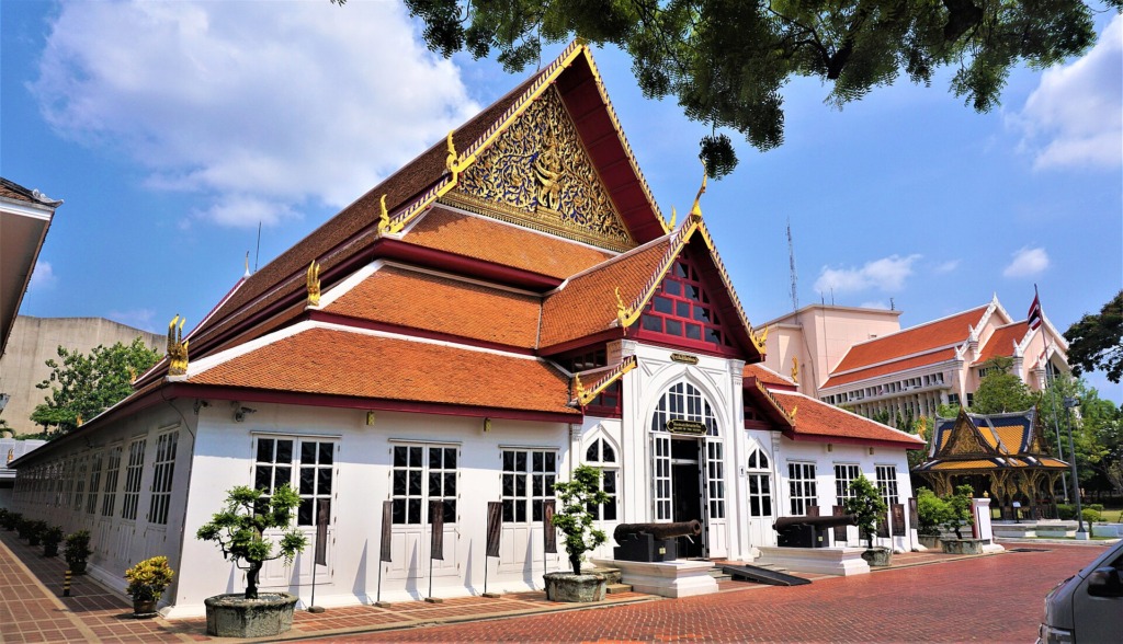 Living History: A Walking Day Trip from Hotel Bangkokian through the Old Town's Artisanal Heart